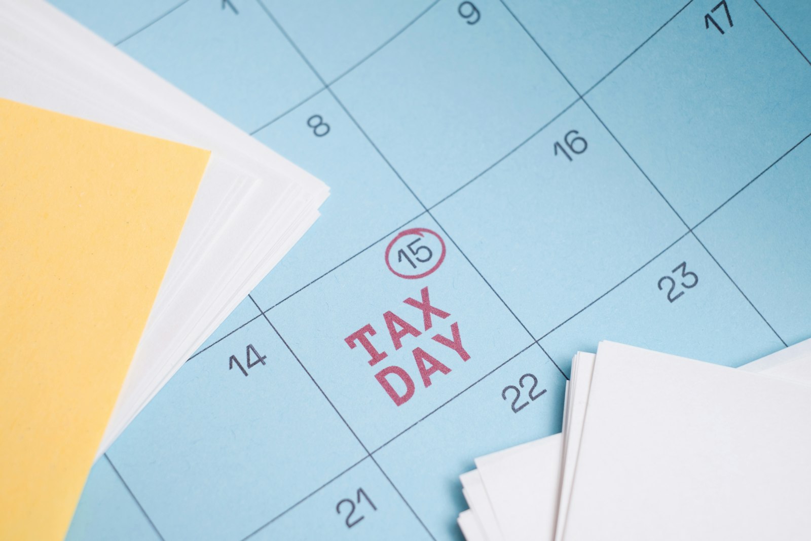 Calendario a muro con una data di scadenza fiscale cerchiata