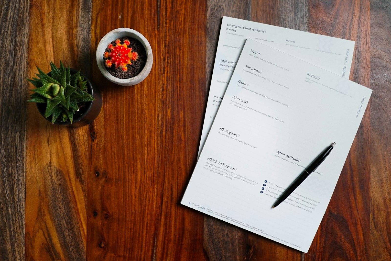 Documenti e penna su una scrivania di legno, per il confronto tra due lavori diversi