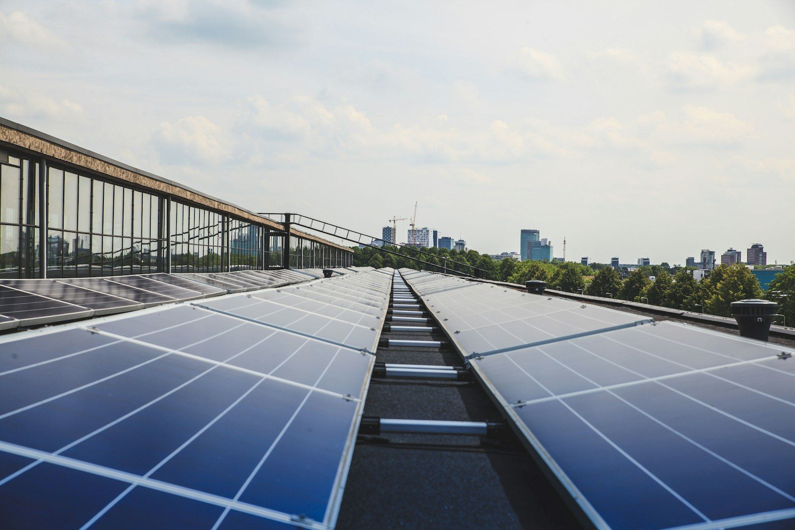 Pannelli fotovoltaici installati sul tetto di un edificio per la produzione di energia elettrica