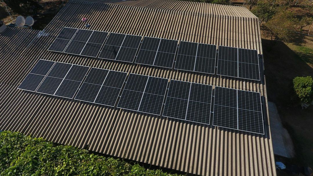 Pannelli solari installati su un tetto per la riqualificazione energetica