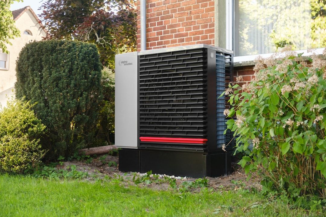 Unita esterna a pompa di calore installata accanto a una casa in mattoni ristrutturata